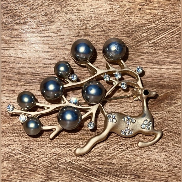 NEW Reindeer Brooch Rhinestones Faux Pearls Deer Holiday Pin Pretty Matte Gold - Picture 1 of 11